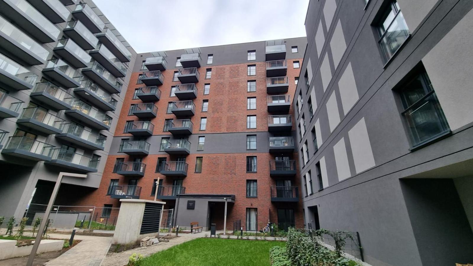 New #Madalinskiego57 - City Center, New Bulding, 2 Bedrooms, 2X Double Beds And A Fold-Out Sofa, Separate Kitchen, Air Conditioning, Balcony, Underground Parking, Self Check In 24H, Internet, Netflix, Coffee Machine, Washing Machine,1 Km To The Railw ヴロツワフ エクステリア 写真