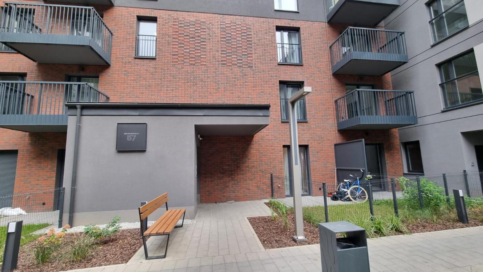 New #Madalinskiego57 - City Center, New Bulding, 2 Bedrooms, 2X Double Beds And A Fold-Out Sofa, Separate Kitchen, Air Conditioning, Balcony, Underground Parking, Self Check In 24H, Internet, Netflix, Coffee Machine, Washing Machine,1 Km To The Railw ヴロツワフ エクステリア 写真